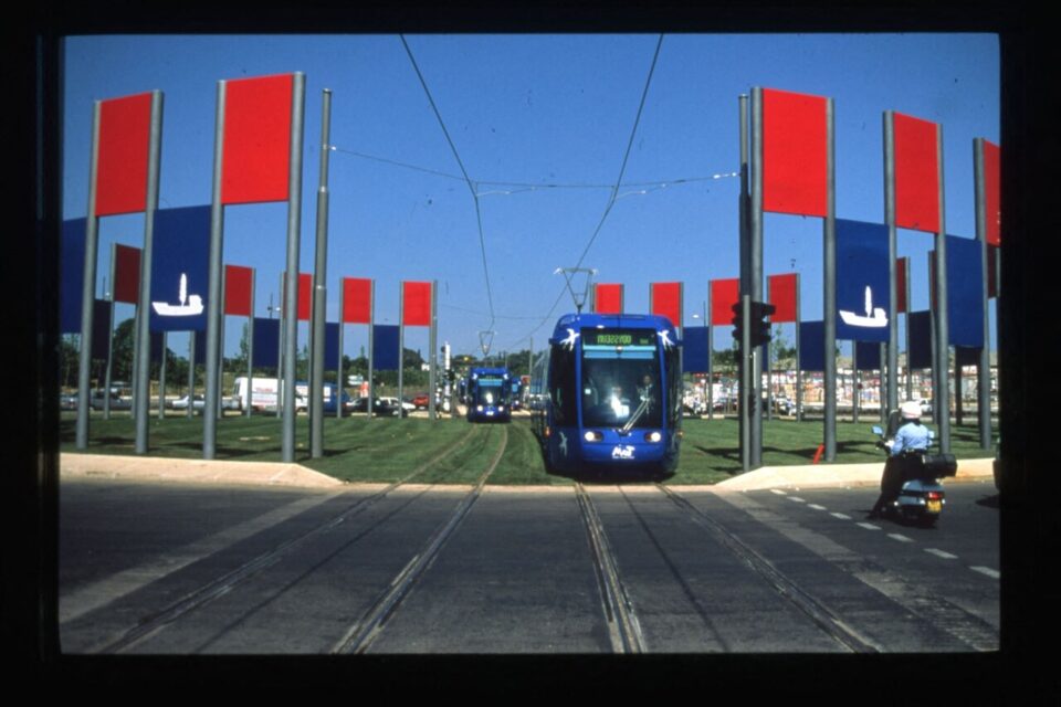 La ligne 1 dévoile des aménagements et des œuvres d'artiste, telle celle de Ludger Gerdes place Ernest Granier. 