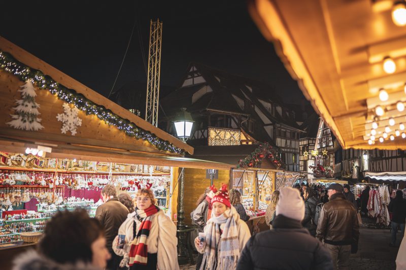 Marché de Noel 2024 décorations et chalet Petite France