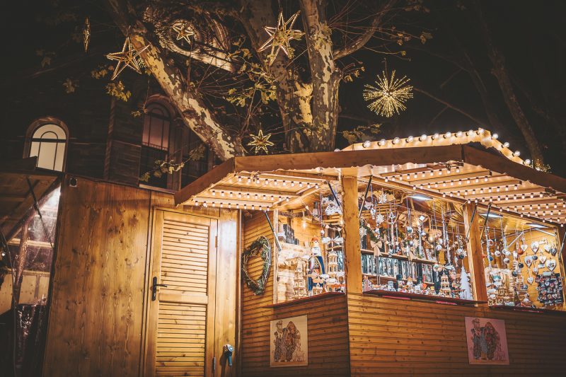 Marché de Noel 2024 décorations et chalet Petite France