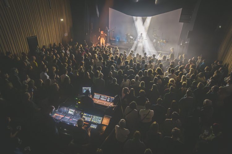 Espace Django 2025, scène, concert, salle, ambiance, lumières, régis, foules, techniciens, chansigne