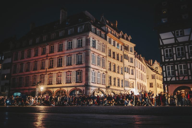 Toutistes, gens pour la projection sur cathédrale, nuit