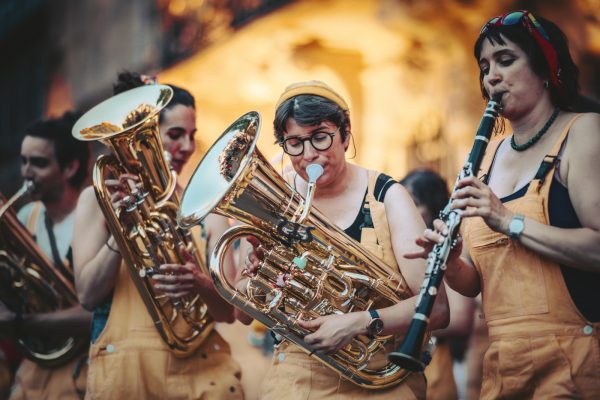 Fête la musique 2025, foule, ambiance, fanfare, sourire, tambour, musiciens, jour