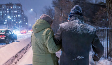 Un couple âgé marche difficilement dans le froid