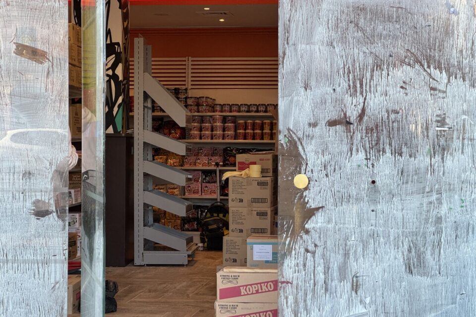 Si l'enseigne n'ouvre que le 9 décembre, déjà, les étals sont remplis de nouilles et autres condiments.