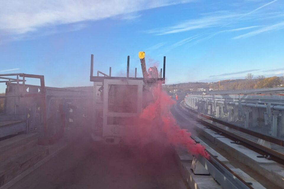 Un panache de fumée visible. 