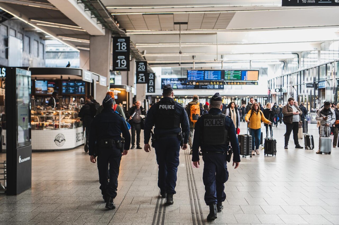 encore un voyageur contrôlé avec une énorme somme d'argent dans son sac