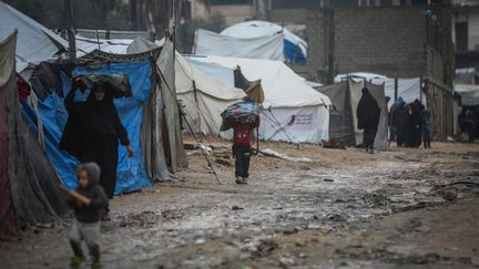 De fortes pluies inondent des milliers de tentes abritant des civils déplacés à Gaza, le 11 décembre 2025. (HAMZA Z. H. QRAIQEA / ANADOLU / VIA AFP)