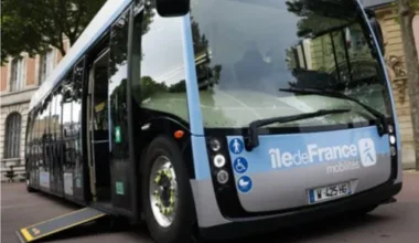Bus &Icirc;le-de-France qui d&eacute;ploie une rampe pour fauteuil roulant.