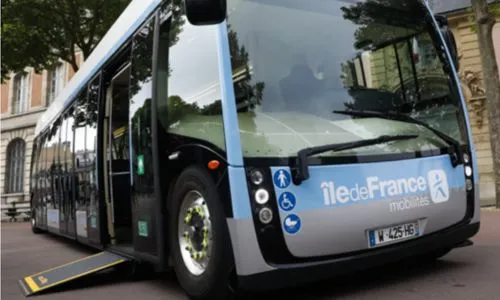 Bus &Icirc;le-de-France qui d&eacute;ploie une rampe pour fauteuil roulant.