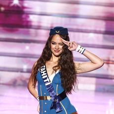 La Tahitienne Hinaupoko Devèze, 23 ans, a été élue Miss France 2026 le 6 décembre 2025 à Amiens.