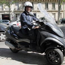 François Hollande en 2011, sur son scooter. 