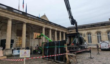 Incendiée, la porte de l'hôtel de ville de Bordeaux remplacée après "un chantier exceptionnel"