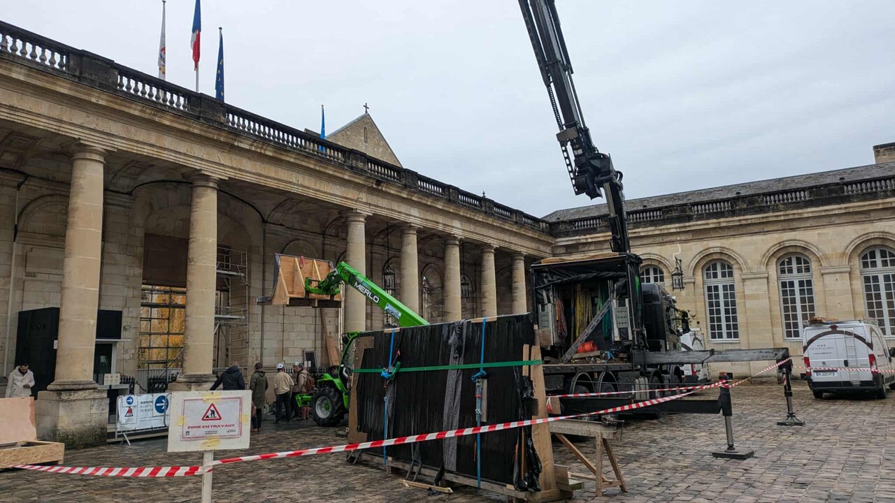 Incendiée, la porte de l'hôtel de ville de Bordeaux remplacée après "un chantier exceptionnel"