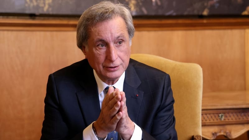 Patrick de Carolis, le maire actuel, arrive en tête du sondage avec 38% des intentions de vote.