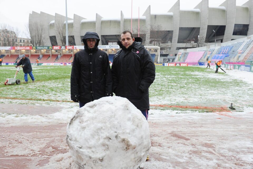 Le 20 décembre 2009, 8 jours après avoir été suspendus pour leur fourchette contre l'Ulster, les Parisiens Julien Dupuy (à gauche) et David Attoub avait prêté main forte pour déneiger Jean-Bouin le jour du match retour.