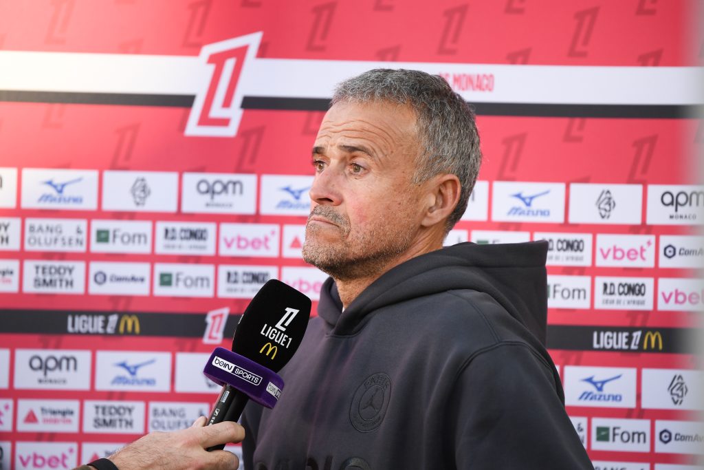 L'entraîneur du PSG, Luis Enrique, interviewé avant le match à Monaco.