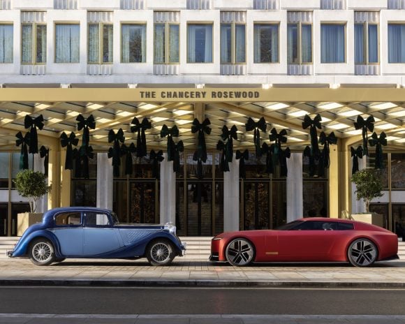 La SS et le Type Car 00 ont posé à Londres.