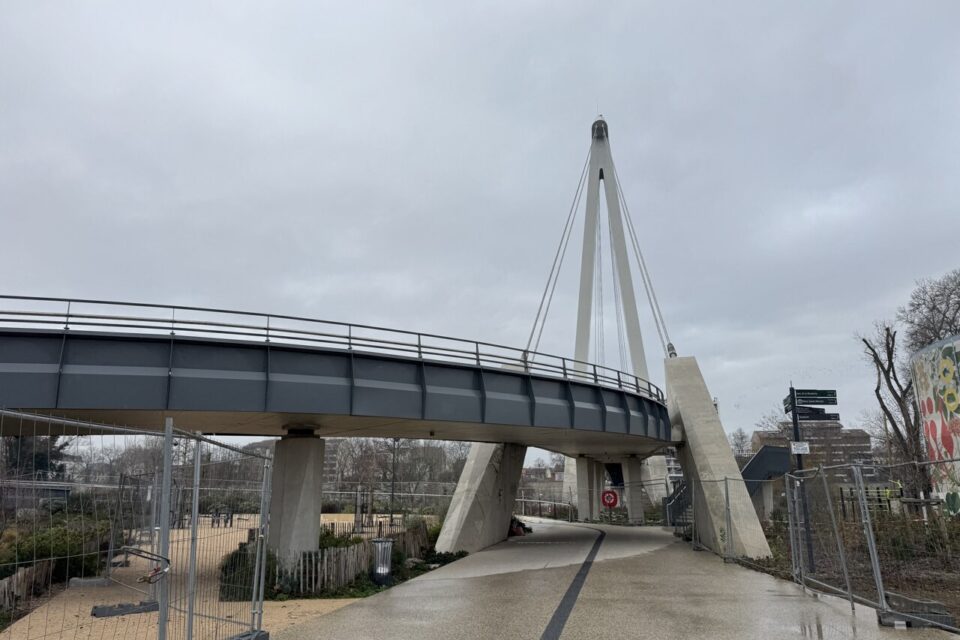 Le parc est accessible par cette passerelle.