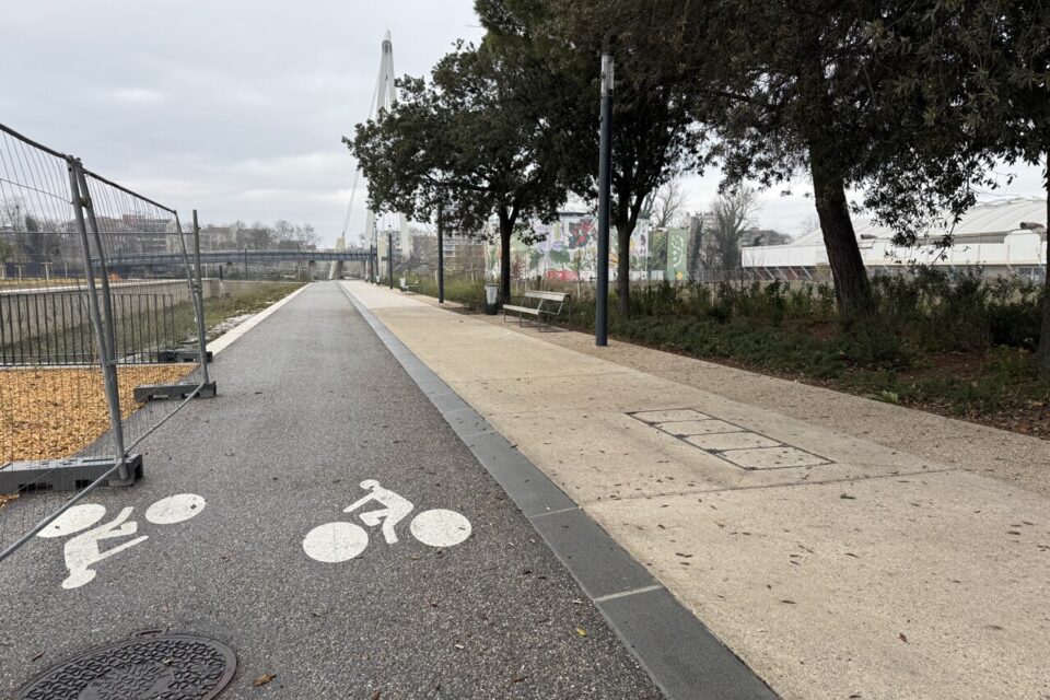 De larges pistes cyclables bordent le parc.