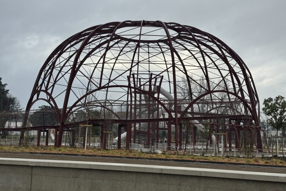 La volière avec l'aire de jeux pour enfants au milieu.