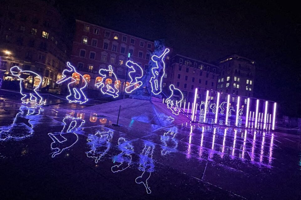 La visite presse se poursuit avec l'oeuvre HDV – 40 ans de skate à Lyon sur la place Louis-Pradel.