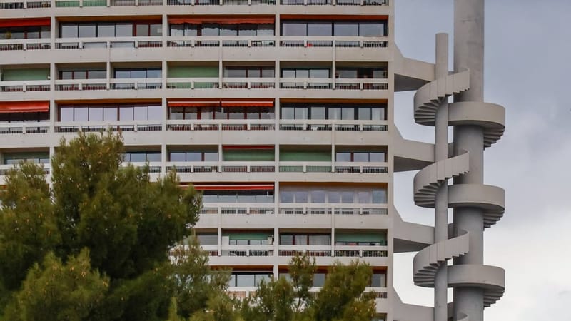 Labellisé Patrimoine du XXe siècle, le Brasilia a été construit en 1966. À proximité de la Cité Radieuse de Le Corbusier, cet IGH (Immeuble de grande hauteur) de 65 m de haut abrite 221 logements répartis sur 21 étages.