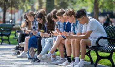Adolescents utilisant des smartphones dans un parc.