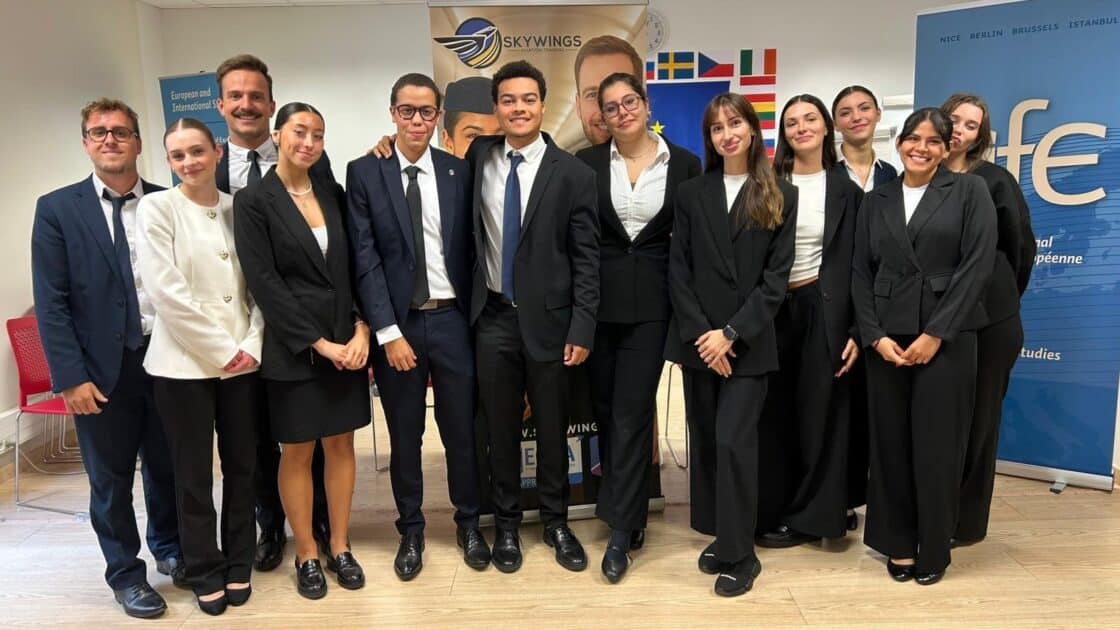 Formation hôtesse de l'air/steward & examens CCA à Nice avec SkyWings 1 image0