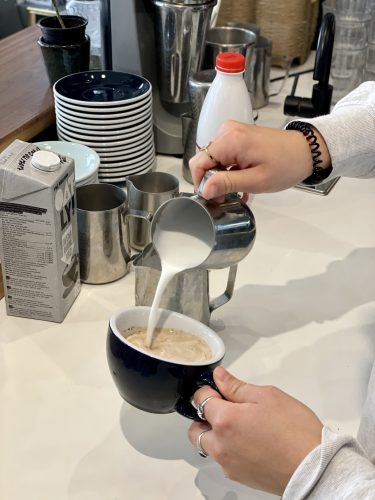 Café bretelles petit déjeuner plat végane