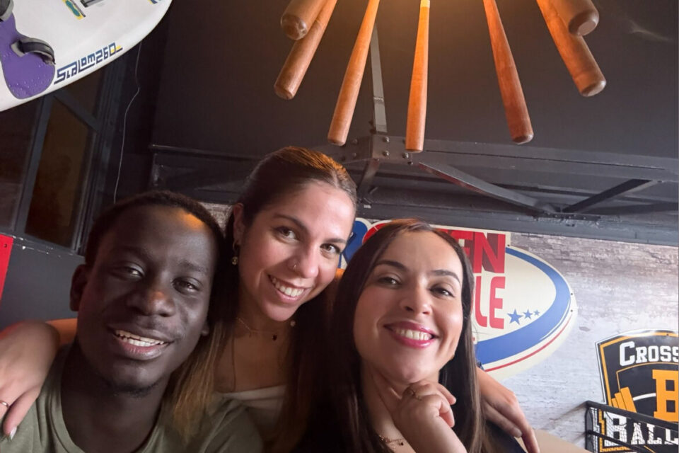 Pour noël, Dominique Daria, Ibraheem et Hanane, étudiants étrangers à Rouen, ont décidé de célébrer ensemble, faute de pouvoir rentrer dans leurs familles respectives.