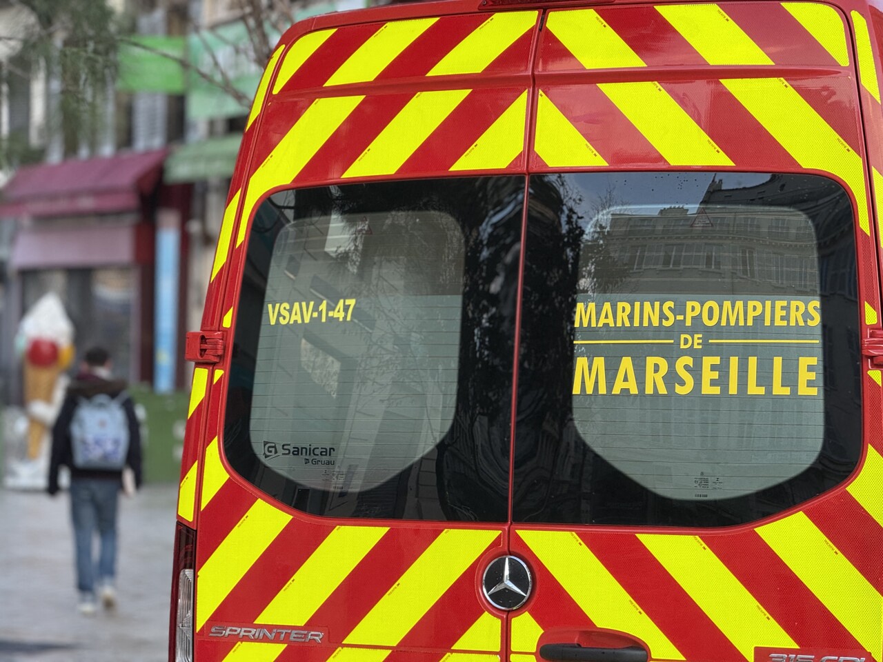 une femme meurt après une chute de quatre étages, son conjoint interpellé