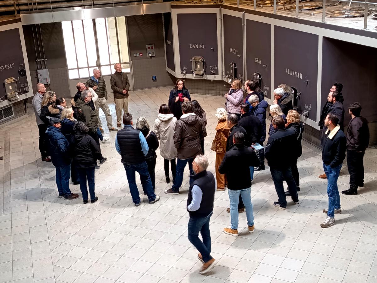 La visite du château Fieuzal, grand cru classé de Graves, s’ouvre sur l’un des cuviers, où chaque contenant porte le nom d’un petit-enfant des propriétaires.
