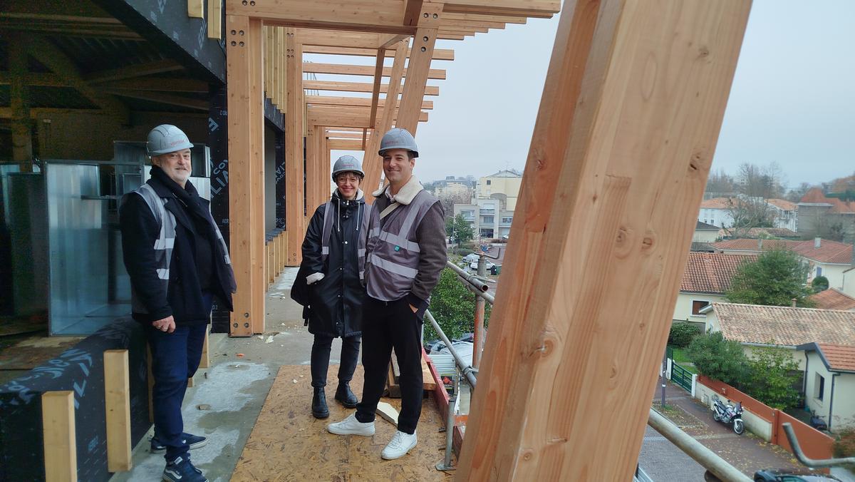 Au deuxième étage du Krakatoa, sur le balcon en façade : Didier Estèbe, Anne Hess et Xavier Bagiau (Compagnie Architecture).