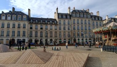 La nouvelle estrade en bois voulue pour &laquo;&nbsp;porter un nouveau regard sur le quartier&nbsp;&raquo; ravit les plus jeunes qui y imaginent toutes sortes de jeux.