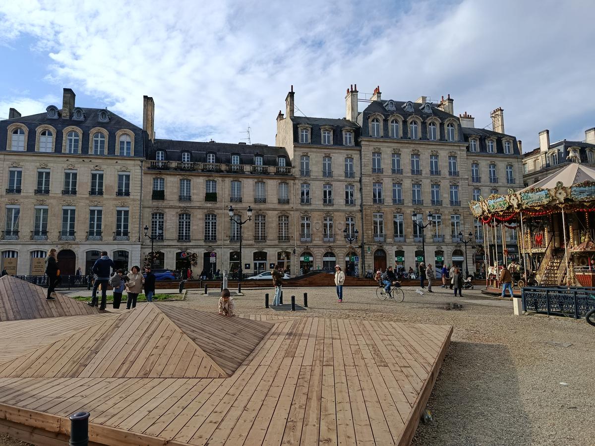 La nouvelle estrade en bois voulue pour « porter un nouveau regard sur le quartier » ravit les plus jeunes qui y imaginent toutes sortes de jeux.