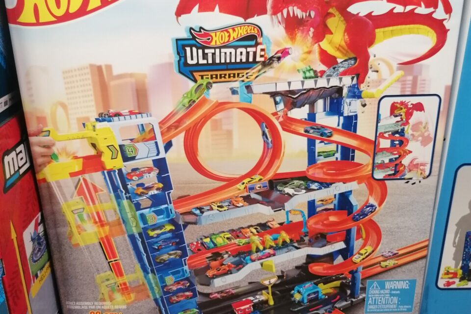 Ce garage de la marque Mattel permet des courses folles en petites voitures.