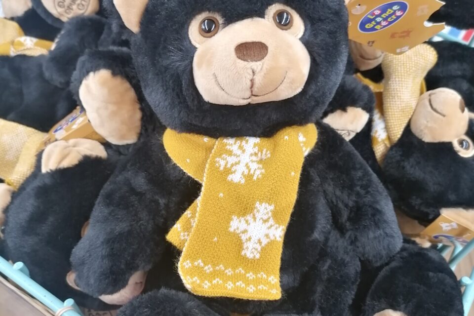 Cookie, l'ourson de La Grande Récré, se part d'habits or et blanc pour les fêtes 2025