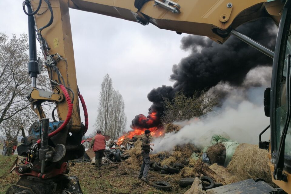 Rond point de l'aire de voiturage de l’Aygossau, à Cazères, Haute-Garonne.