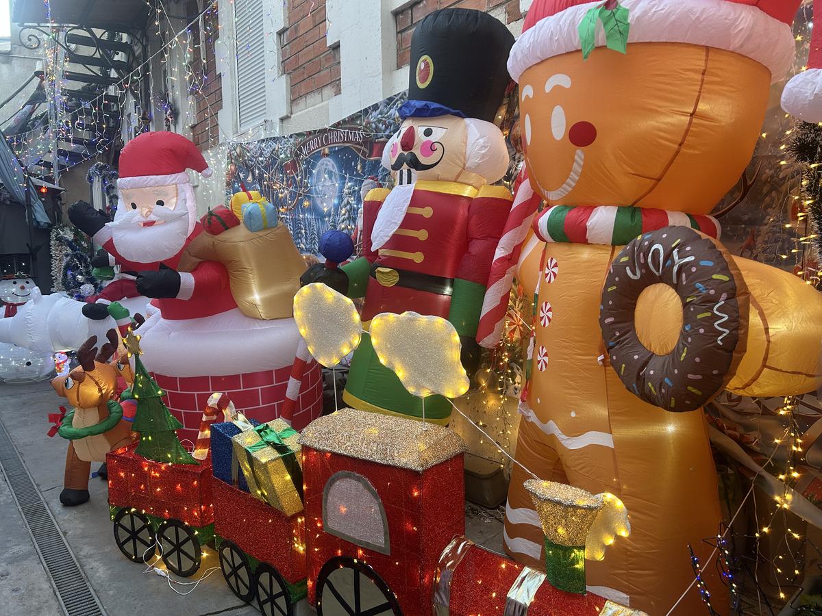 Samedi 27 décembre, à Bordeaux. Père Noël, casse-noisettes, pain d’épices ou encore ours polaire gonflable habille la cour du 20, rue Jardel.