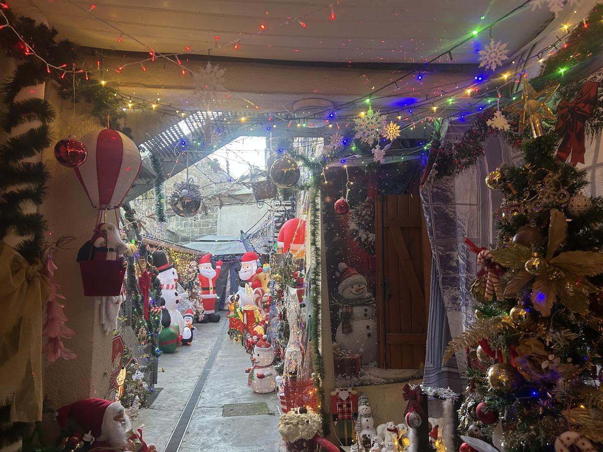 Samedi 27 décembre, à Bordeaux. Depuis plusieurs années, Maria Da Silva Peralta décore l’intérieur de sa cour d’immeuble.