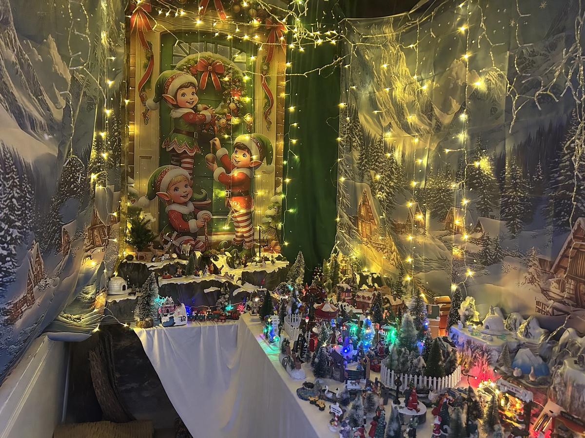 Samedi 27 décembre, à Bordeaux. L’un des cabanons en bois est utilisé pour exposer les petits objets de décoration. L’autre accueille le Père Noël le temps d’un après-midi.