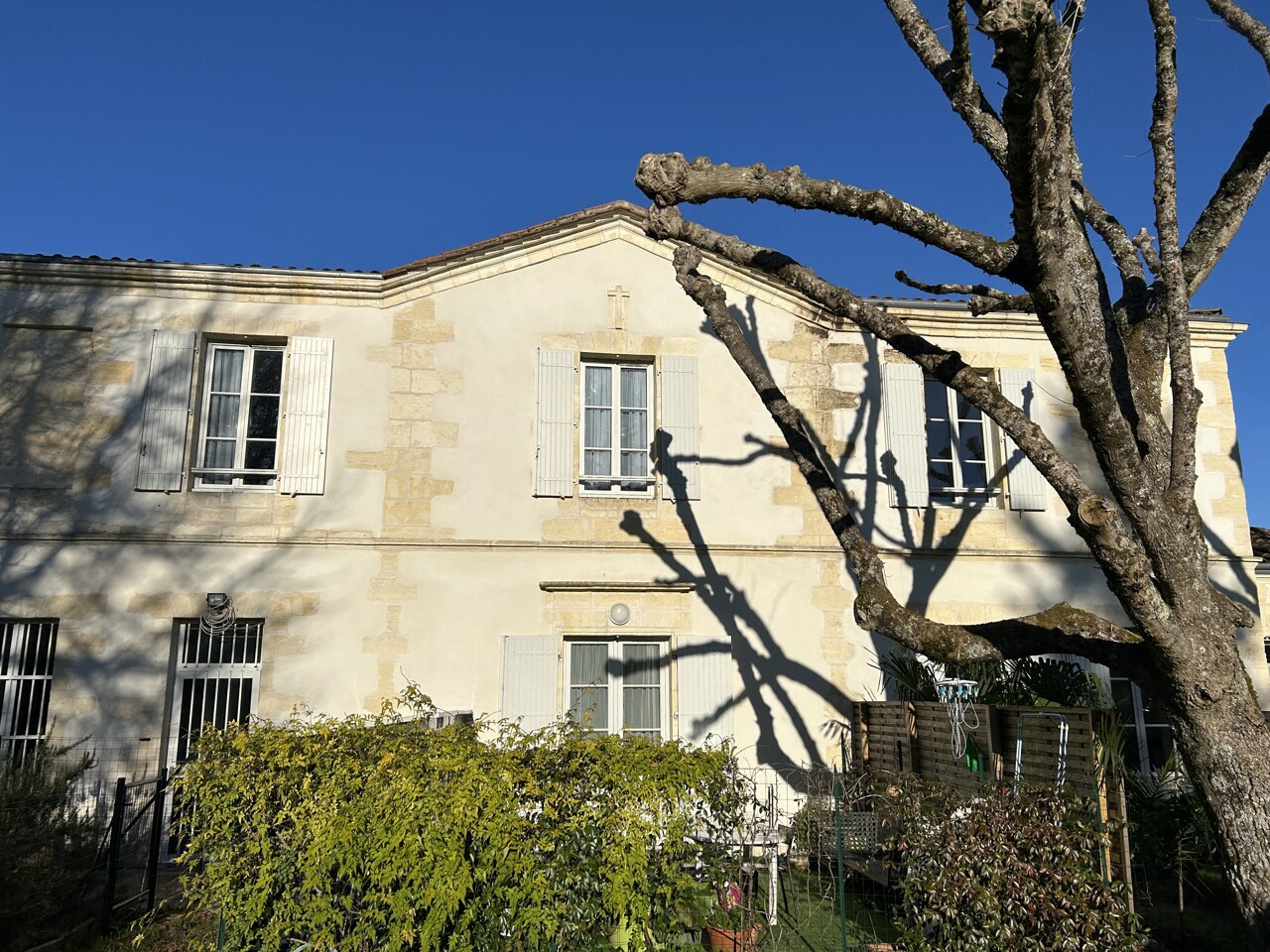 Restauré avec de l’argent public et des dons, ce presbytère de Gironde va être vendu : "C’est un scandale"