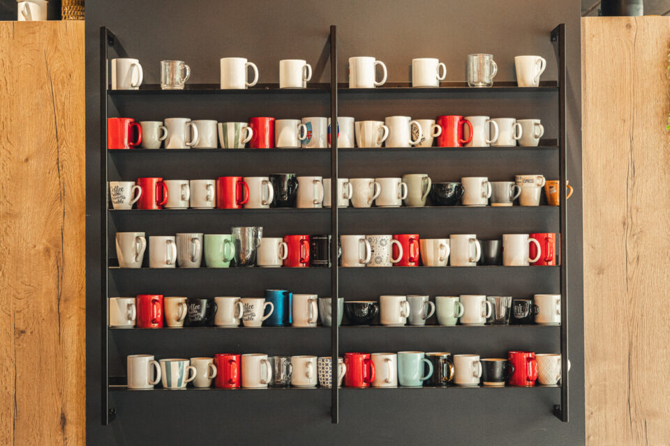 Le mur de mugs du Baricot.