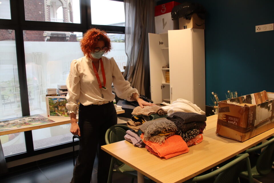 Virginie Barray, animatrice, a organisé des ateliers pour confectionner des écharpes à donner aux plus démunis.