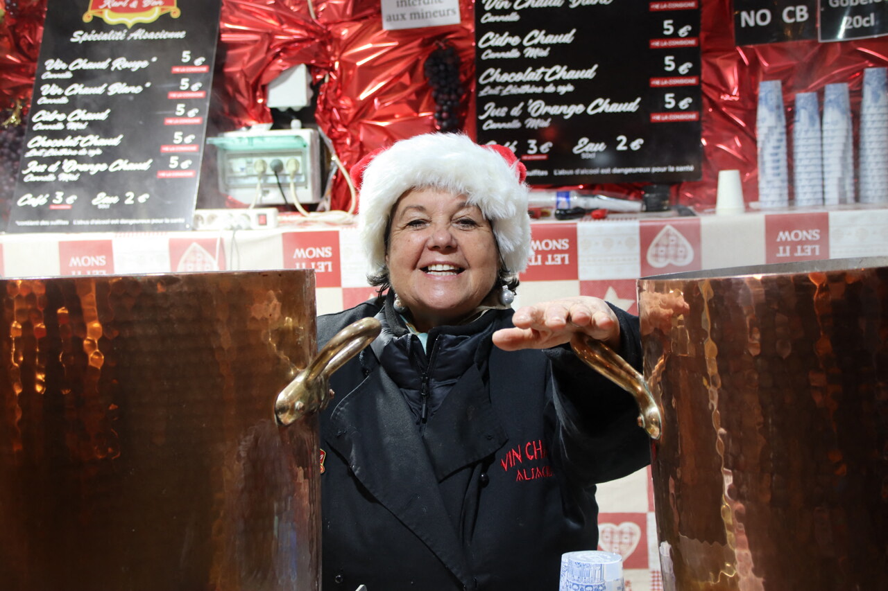 Sur le marché de Noël de Rouen, on a demandé les secrets d'un vin chaud réussi