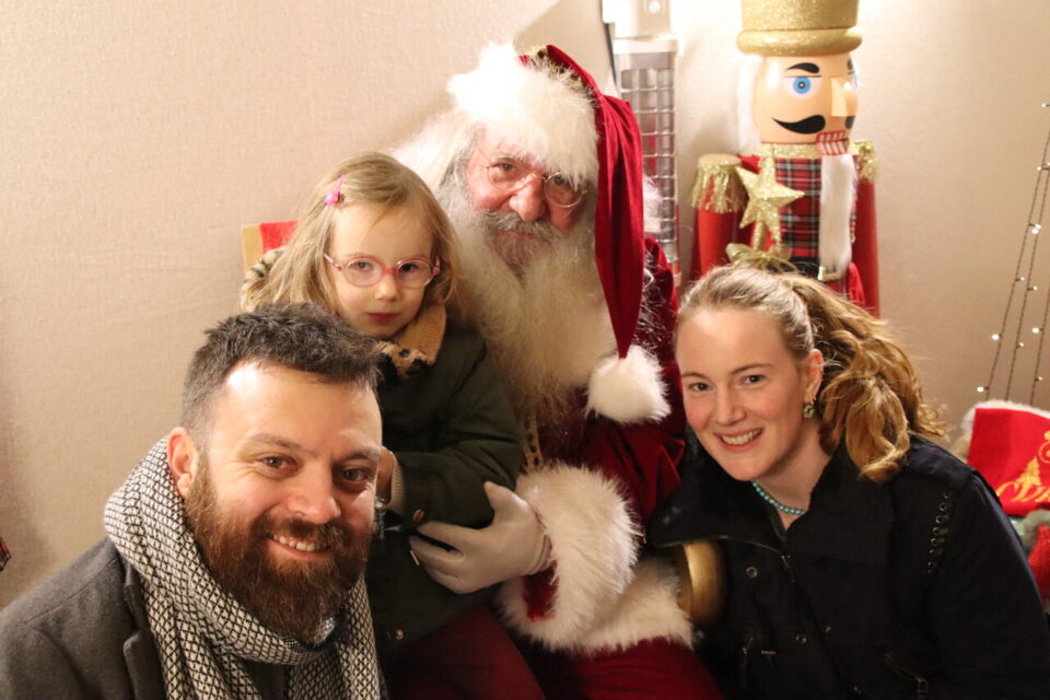 La famille Grepe a profité de sa soirée sur le marché de noël de Rouen pour rendre visite au père noël.