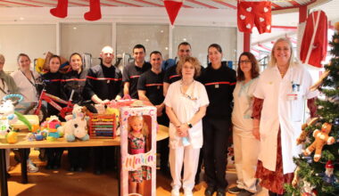 Les pompiers ont distribué des cadeaux aux enfants du CHU de Rouen (et c'était l'idée de deux fillettes)