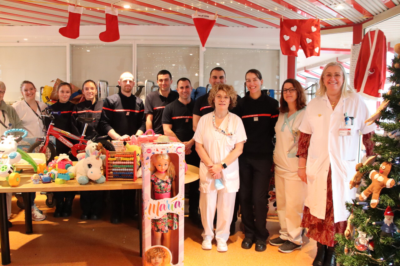 Les pompiers ont distribué des cadeaux aux enfants du CHU de Rouen (et c'était l'idée de deux fillettes)