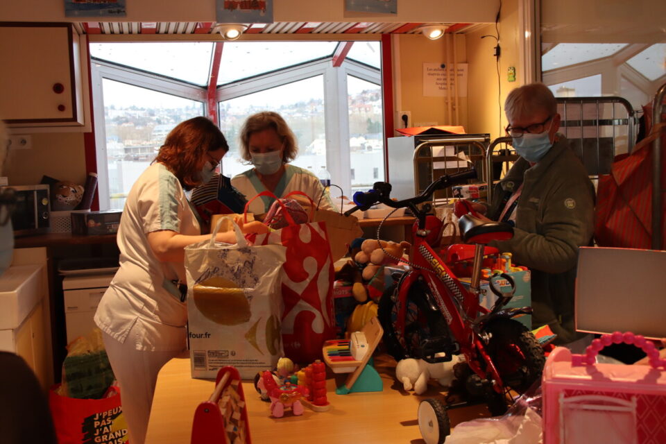 Plusieurs infirmières de plusieurs services sont venues trier les jouets et récupérer ceux qui étaient adaptés à leur spécialité.