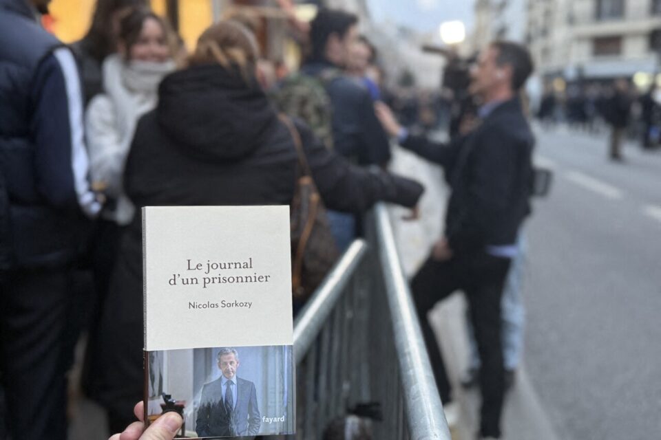 Nicolas Sarkozy a effectué la première séance de dédicace de son livre,